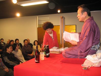 これが終わらないと帰れません。
お酒や食品が当たる、ミニ抽選会。
二番弟子の桂二葉さんがお手伝い。